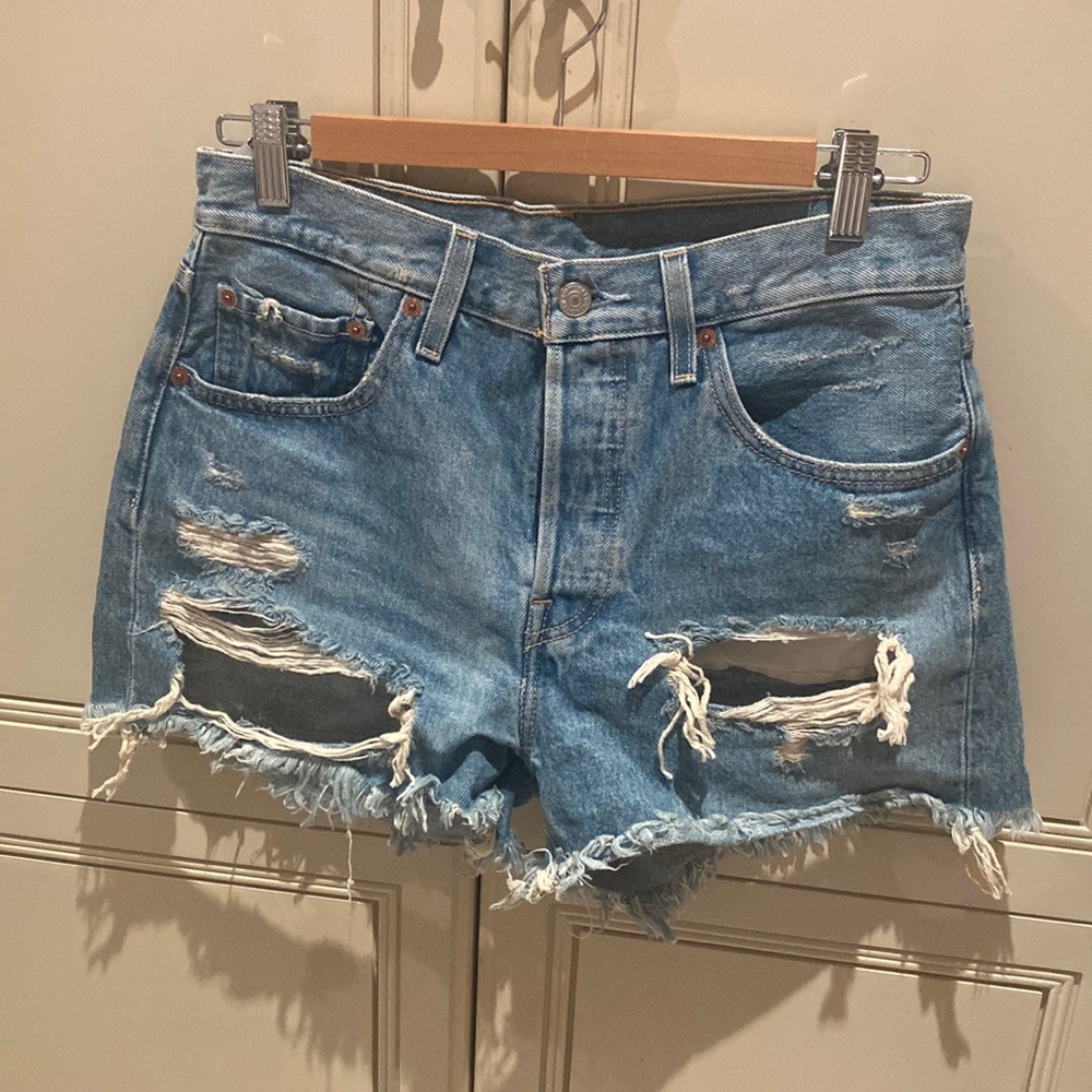 Never worn LEVI shorts